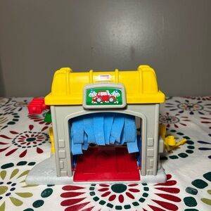 VTG Fisher Price Little People Main Street Car Wash Gas Station 2002